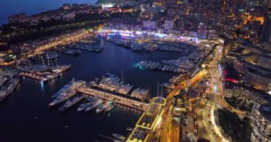 Aydınlatılmış şehir binalarının havadan çekim görüntüleri. Monte Carlo, Monaco 'daki yerleşim şehrindeki aydınlık gökdelenin hava manzarası..