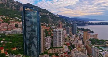 Monte Carlo, Monaco 'daki trafiğin kuş bakışı görüntüsü. Ünlü Formula 1 Grand Prix Pisti. Monako şehrinin havadan görünüşü. Monaco körfezine demirlemiş lüks yatlar sergileniyor..