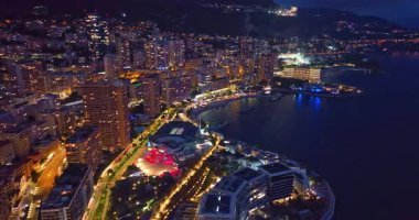 Aydınlatılmış şehir binalarının havadan çekim görüntüleri. Monte Carlo, Monaco 'daki yerleşim şehrindeki aydınlık gökdelenin hava manzarası..