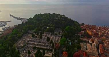 Çatısı fayanslı Avrupa elit evleri ve Nice, Fransa 'da renkli binalar. Fransız Rivierası 'nın havadan görünüşü, Nice' te bir Avrupa tatil köyü. Nice 'in güzel manzarası..