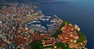 Monte Carlo, Monaco 'daki trafiğin kuş bakışı görüntüsü. Ünlü Formula 1 Grand Prix Pisti. Monako şehrinin havadan görünüşü. Monaco körfezine demirlemiş lüks yatlar sergileniyor..