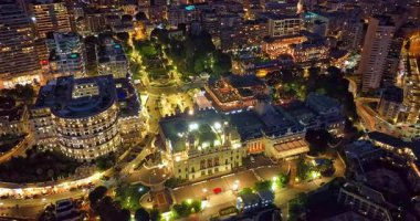 Aydınlatılmış şehir binalarının havadan çekim görüntüleri. Monte Carlo, Monaco 'daki yerleşim şehrindeki aydınlık gökdelenin hava manzarası..