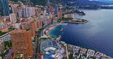 Monte Carlo, Monaco 'daki trafiğin kuş bakışı görüntüsü. Ünlü Formula 1 Grand Prix Pisti. Monako şehrinin havadan görünüşü. Monaco körfezine demirlemiş lüks yatlar sergileniyor..