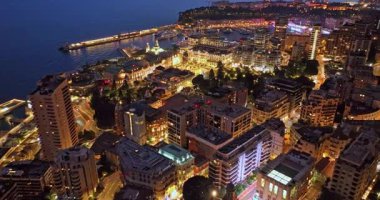 Aydınlatılmış şehir binalarının havadan çekim görüntüleri. Monte Carlo, Monaco 'daki yerleşim şehrindeki aydınlık gökdelenin hava manzarası..