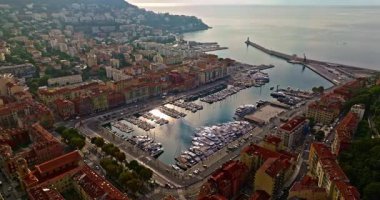 Çatısı fayanslı Avrupa elit evleri ve Nice, Fransa 'da renkli binalar. Fransız Rivierası 'nın havadan görünüşü, Nice' te bir Avrupa tatil köyü. Nice 'in güzel manzarası..
