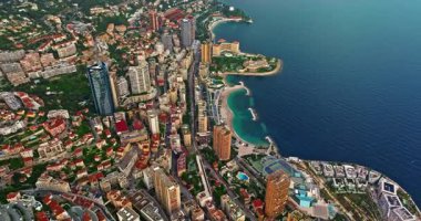 Monako şehir merkezinin havadan görünüşü. Monako Körfezi, Palais Princier de Monaco ve Monte Carlo 'nun lüks apartmanlarında lüks yatlar sergileniyor..