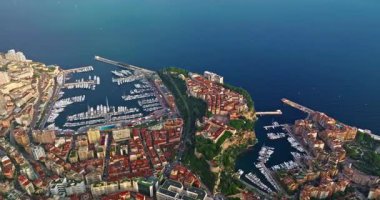 Monako şehir merkezinin havadan görünüşü. Monako Körfezi, Palais Princier de Monaco ve Monte Carlo 'nun lüks apartmanlarında lüks yatlar sergileniyor..
