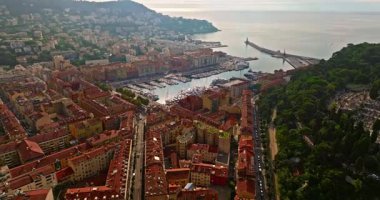 Çatısı fayanslı Avrupa elit evleri ve Nice, Fransa 'da renkli binalar. Fransız Rivierası 'nın havadan görünüşü, Nice' te bir Avrupa tatil köyü. Nice 'in güzel manzarası..