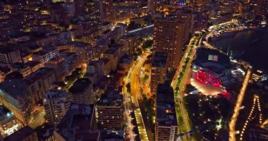 Aydınlatılmış şehir binalarının havadan çekim görüntüleri. Monte Carlo, Monaco 'daki yerleşim şehrindeki aydınlık gökdelenin hava manzarası..