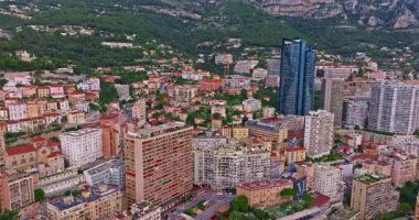 Monako şehir merkezinin havadan görünüşü. Monako Körfezi, Palais Princier de Monaco ve Monte Carlo 'nun lüks apartmanlarında lüks yatlar sergileniyor..