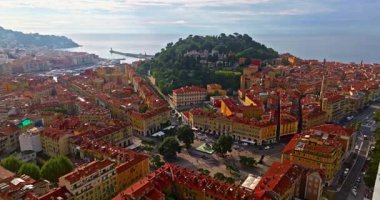 Çatısı fayanslı Avrupa elit evleri ve Nice, Fransa 'da renkli binalar. Fransız Rivierası 'nın havadan görünüşü, Nice' te bir Avrupa tatil köyü. Nice 'in güzel manzarası..