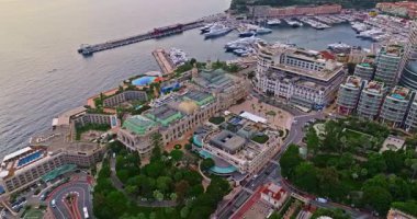 Monako şehir merkezinin havadan görünüşü. Monako Körfezi, Palais Princier de Monaco ve Monte Carlo 'nun lüks apartmanlarında lüks yatlar sergileniyor..