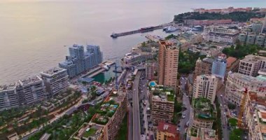 Monako şehir merkezinin havadan görünüşü. Monako Körfezi, Palais Princier de Monaco ve Monte Carlo 'nun lüks apartmanlarında lüks yatlar sergileniyor..