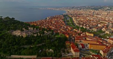 Çatısı fayanslı Avrupa elit evleri ve Nice, Fransa 'da renkli binalar. Fransız Rivierası 'nın havadan görünüşü, Nice' te bir Avrupa tatil köyü. Nice 'in güzel manzarası..