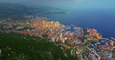 Monako şehir merkezinin havadan görünüşü. Monako Körfezi, Palais Princier de Monaco ve Monte Carlo 'nun lüks apartmanlarında lüks yatlar sergileniyor..