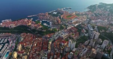 Monako şehir merkezinin havadan görünüşü. Monako Körfezi, Palais Princier de Monaco ve Monte Carlo 'nun lüks apartmanlarında lüks yatlar sergileniyor..