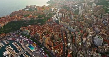 Monte Carlo, Monaco 'daki trafiğin kuş bakışı görüntüsü. Ünlü Formula 1 Grand Prix Pisti. Monako şehrinin havadan görünüşü. Monaco körfezine demirlemiş lüks yatlar sergileniyor..