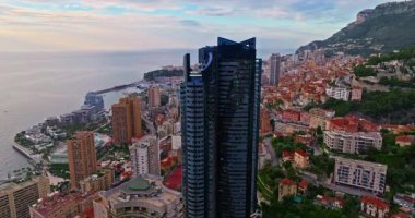 Monako şehir merkezinin havadan görünüşü. Monako Körfezi, Palais Princier de Monaco ve Monte Carlo 'nun lüks apartmanlarında lüks yatlar sergileniyor..