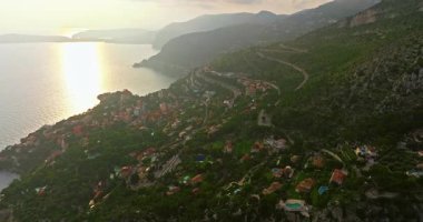 Monako şehir merkezinin havadan görünüşü. Monako Körfezi, Palais Princier de Monaco ve Monte Carlo 'nun lüks apartmanlarında lüks yatlar sergileniyor..