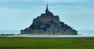 Muhteşem Mont Saint Michel kalesinin havadan görünüşü. Mont Saint-Michel 'in üzerinden uç, Avrupa' nın en unutulmaz manzaralarından biri. Normandiya ve Britanya 'nın birleştiği körfezde..