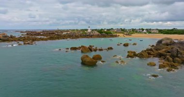 Gün batımında Fransa 'daki Atlantik Okyanusu' nun inanılmaz kayalık kıyılarının havadan görüntüsü. Bretagne 'ın fotoğrafını çekiyorum. Kuzey Brittany 'de kayaların üzerinden uçan ve onlara çarpan bir dron..