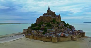Muhteşem Mont Saint Michel kalesinin havadan görünüşü. Mont Saint-Michel 'in üzerinden uç, Avrupa' nın en unutulmaz manzaralarından biri. Normandiya ve Britanya 'nın birleştiği körfezde..