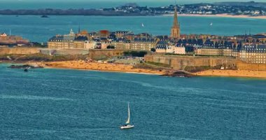 Saint Malo 'nun havadan görünüşü, Brittany France. Sahil şeridini kaplayan tarihi Saint Malo binaları. İnsansız hava aracı şehrin ve ortaçağ kalesinin üzerinde uçuyor. Katedral çan kulesi olan Saint-Malo eski şehri.