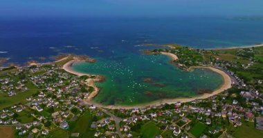 Gün batımında Fransa 'daki Atlantik Okyanusu' nun inanılmaz kayalık kıyılarının havadan görüntüsü. Bretagne 'ın fotoğrafını çekiyorum. Kuzey Brittany 'de kayaların üzerinden uçan ve onlara çarpan bir dron..