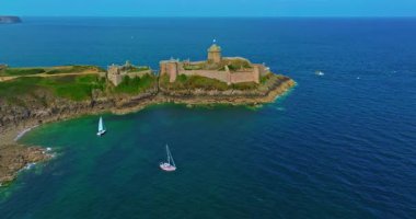 La Latte Kalesi 'nin havadan görünüşü, Cap Frehel, Brittany, Fransa' daki Chateau de la Roche Guyon kumtaşı kayalıklarında dalgaların ezdiği güneşli bir yaz gününde.