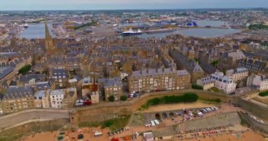 Gün batımında Fransa 'daki Atlantik Okyanusu' nun inanılmaz kayalık kıyılarının havadan görüntüsü. Bretagne 'ın fotoğrafını çekiyorum. Kuzey Brittany 'de kayaların üzerinden uçan ve onlara çarpan bir dron..