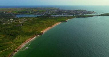 Gün batımında Fransa 'daki Atlantik Okyanusu' nun inanılmaz kayalık kıyılarının havadan görüntüsü. Bretagne 'ın fotoğrafını çekiyorum. Kuzey Brittany 'de kayaların üzerinden uçan ve onlara çarpan bir dron..