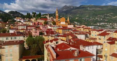 Menton, Provence 'ın eski kısmına insansız hava aracı atışı yapılıyor. Turistik eğlence, seyahat rehberi ve şehir turları. Seyahat, simgeler. Menton Fransa 'da ünlü bir tatil beldesidir..