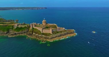 La Latte Kalesi 'nin havadan görünüşü, Cap Frehel, Brittany, Fransa' daki Chateau de la Roche Guyon kumtaşı kayalıklarında dalgaların ezdiği güneşli bir yaz gününde.