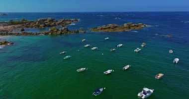 Gün batımında Fransa 'daki Atlantik Okyanusu' nun inanılmaz kayalık kıyılarının havadan görüntüsü. Bretagne 'ın fotoğrafını çekiyorum. Kuzey Brittany 'de kayaların üzerinden uçan ve onlara çarpan bir dron..