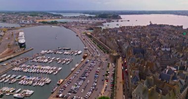 Saint Malo 'nun havadan görünüşü, Brittany France. Sahil şeridini kaplayan tarihi Saint Malo binaları. İnsansız hava aracı şehrin ve ortaçağ kalesinin üzerinde uçuyor. Katedral çan kulesi olan Saint-Malo eski şehri.