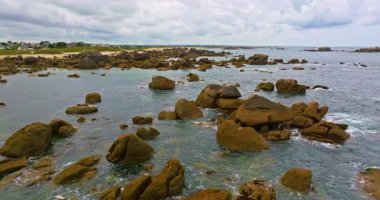 Gün batımında Fransa 'daki Atlantik Okyanusu' nun inanılmaz kayalık kıyılarının havadan görüntüsü. Bretagne 'ın fotoğrafını çekiyorum. Kuzey Brittany 'de kayaların üzerinden uçan ve onlara çarpan bir dron..