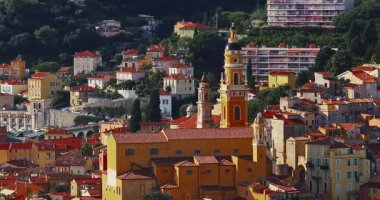 Menton, Fransa 'nın havadan görünüşü. Yazın renkli Menton kasabası, tarihi binalar ve gün batımında güzel plajlar. Tarihi kilisenin ve renkli çatıların hava görüntüleri..