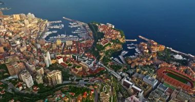 Monte Carlo, Monaco 'daki trafiğin kuş bakışı görüntüsü. Ünlü Formula 1 Grand Prix Pisti. Monako şehrinin havadan görünüşü. Monaco körfezine demirlemiş lüks yatlar sergileniyor..
