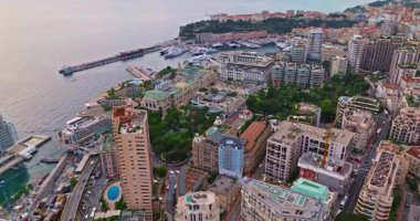 Monte Carlo, Monaco 'daki trafiğin kuş bakışı görüntüsü. Ünlü Formula 1 Grand Prix Pisti. Monako şehrinin havadan görünüşü. Monaco körfezine demirlemiş lüks yatlar sergileniyor..