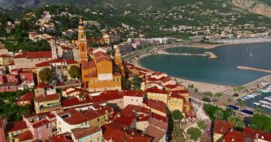 Menton, Provence 'ın eski kısmına insansız hava aracı atışı yapılıyor. Turistik eğlence, seyahat rehberi ve şehir turları. Seyahat, simgeler. Menton Fransa 'da ünlü bir tatil beldesidir..