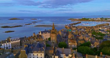 Gün batımında Fransa 'daki Atlantik Okyanusu' nun inanılmaz kayalık kıyılarının havadan görüntüsü. Bretagne 'ın fotoğrafını çekiyorum. Kuzey Brittany 'de kayaların üzerinden uçan ve onlara çarpan bir dron..