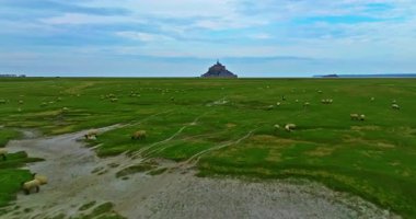 Muhteşem Mont Saint Michel kalesinin havadan görünüşü. Mont Saint-Michel 'in üzerinden uç, Avrupa' nın en unutulmaz manzaralarından biri. Normandiya ve Britanya 'nın birleştiği körfezde..