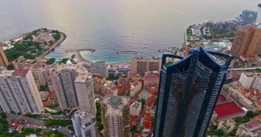Monte Carlo, Monaco 'daki trafiğin kuş bakışı görüntüsü. Ünlü Formula 1 Grand Prix Pisti. Monako şehrinin havadan görünüşü. Monaco körfezine demirlemiş lüks yatlar sergileniyor..