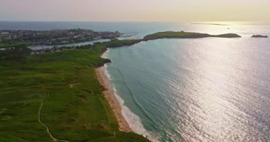 Gün batımında Fransa 'daki Atlantik Okyanusu' nun inanılmaz kayalık kıyılarının havadan görüntüsü. Bretagne 'ın fotoğrafını çekiyorum. Kuzey Brittany 'de kayaların üzerinden uçan ve onlara çarpan bir dron..
