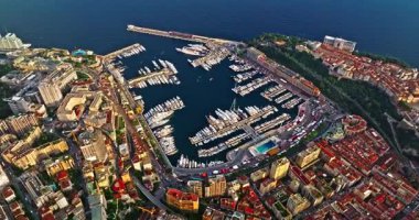 Monte Carlo, Monaco 'daki trafiğin kuş bakışı görüntüsü. Ünlü Formula 1 Grand Prix Pisti. Monako şehrinin havadan görünüşü. Monaco körfezine demirlemiş lüks yatlar sergileniyor..