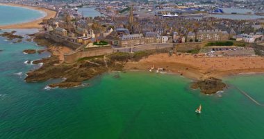 Gün batımında Fransa 'daki Atlantik Okyanusu' nun inanılmaz kayalık kıyılarının havadan görüntüsü. Bretagne 'ın fotoğrafını çekiyorum. Kuzey Brittany 'de kayaların üzerinden uçan ve onlara çarpan bir dron..