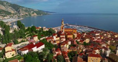 Menton, Provence 'ın eski kısmına insansız hava aracı atışı yapılıyor. Turistik eğlence, seyahat rehberi ve şehir turları. Seyahat, simgeler. Menton Fransa 'da ünlü bir tatil beldesidir..