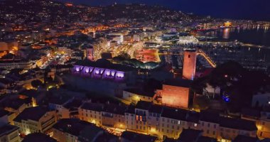 Cannes 'da kumsal manzaralı ve geceleri lüks binalar olan bir hava videosu. Cannes 'da prestijli bir gece hayatı. Cote Azur, Fransız Rivierası 'ndaki en renkli mekanlarıyla tanınan Cannes..