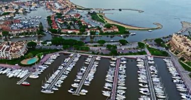 Fransa 'nın güneydoğusundaki Port Grimaud, Provence Alpes Cote Azur bölgesinin hava görüntüsü. Fransız Rivierası 'ndaki güzel marina. Grimaud Limanı 'ndaki renkli evler ve tekneler.