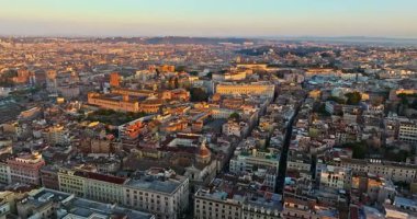 Roma, İtalya 'nın havadan manzaralı çatıları. Başkentin ufuk çizgisi çekiliyor. İHA 'lar tarihi şehir merkezindeki çatıların ve eski binaların üzerinde uçuyor. Roma 'nın güzel manzarası.